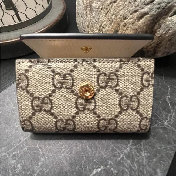 Gucci Cream Key Holder with Gold Hardware - Picture 2 of 7